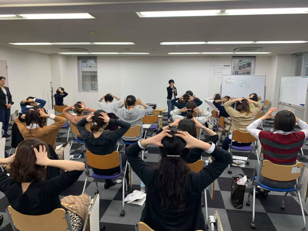 参加者がセルフケアを体験している研修風景